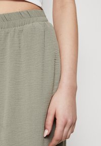 Vero Moda VMALVA WIDE  - Hlače - vetiver