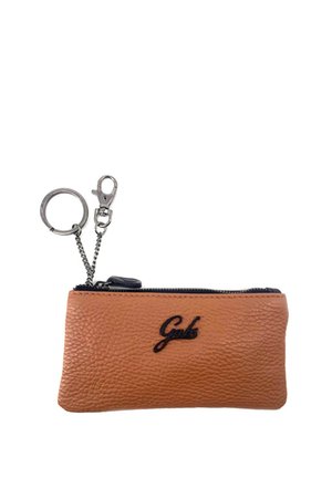 Piccola bustina portamonete in pelle marrone testurizzata con cerniera nera, portachiavi in metallo e moschettone, logo del marchio nero sul davanti.