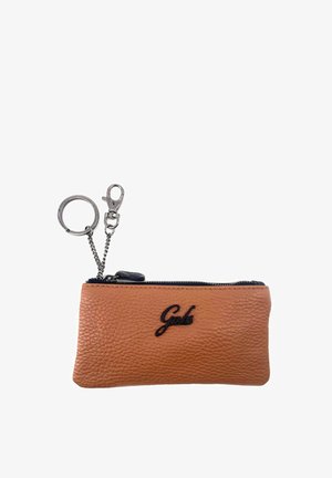 Piccola bustina portamonete in pelle marrone testurizzata con cerniera nera, portachiavi in metallo e moschettone, logo del marchio nero sul davanti.