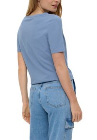 s.Oliver MIT LOGOPRINT - T-shirt basic - blassblau