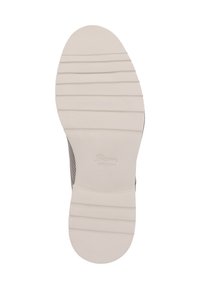 Semelle de chaussure en caoutchouc gris clair avec des rainures horizontales et une forme arrondie. Présente le nom de la marque embossé près de la zone du talon.