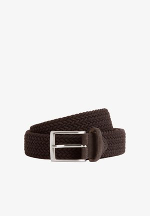 Geflochtener brauner Gürtel aus strukturiertem Stoff, mit einer rechteckigen silbernen Schnalle und einem weichen Suede-Akzent in der Nähe der Schnalle für einen sicheren Sitz.