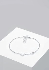 Silberne Kettenarmband mit einem Halbmond-Anhänger und einer runden Perle, mit einem Karabinerverschluss und verstellbarer Länge. Glatte Oberfläche.
