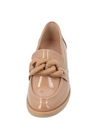 Mocasines de charol en color nude, con un detalle de tela anudada en el empeine y una suela de goma de color claro.