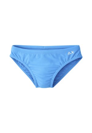 Slip da uomo azzurri con un piccolo logo triangolare bianco sul davanti a destra, isolati su sfondo bianco.