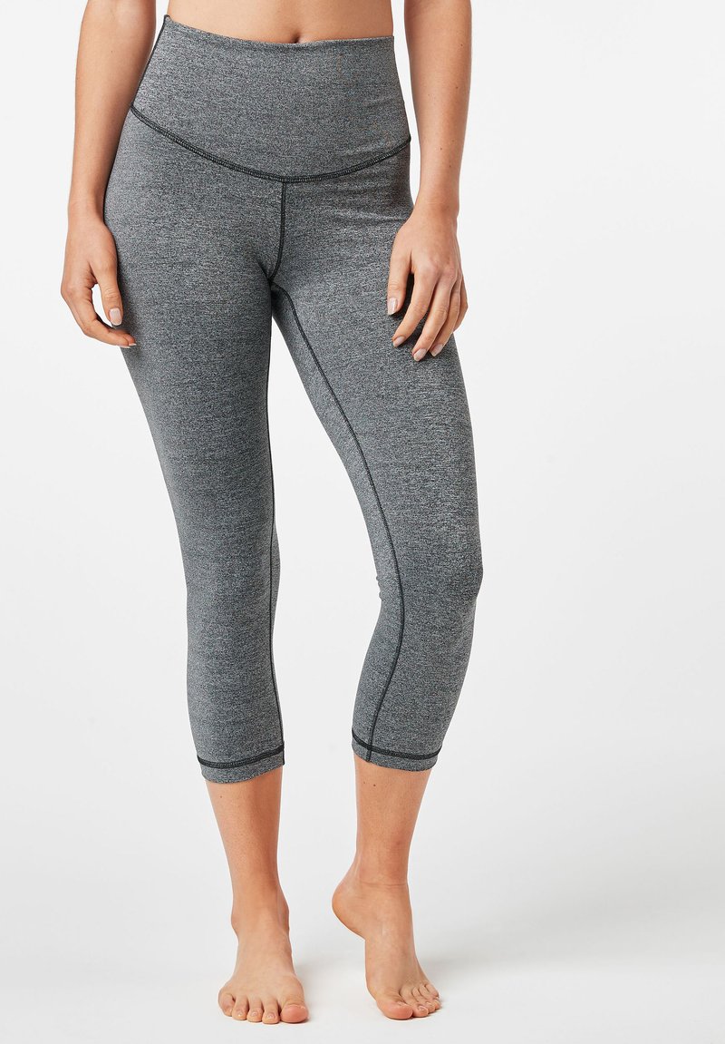 Grå capri-leggings med hög midja, med subtila sömmar och en mjuk, elastisk tygstruktur.
