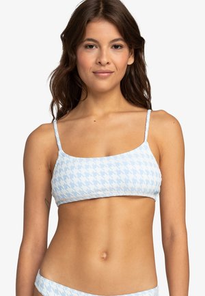 Svetlomodrý bikiny top s károvaným vzorom, nastaviteľnými ramienkami a hladkou textúrou. Jednoduchý, nenápadný dizajn.