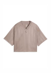 Κοντομάνικη cropped μπλούζα Puma σε τόνο ταούπ με V λαιμόκοψη και κάθετες ρίγες σε όμοιο χρώμα, σε λευκό φόντο.