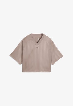 Camiseta taupe recortada de cuello en V de Puma con mangas cortas y rayas verticales tonales sobre un fondo blanco.