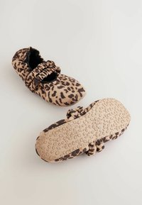 Leopardprint hjemmesko med blødt stof, elastiske flæse detaljer og gummierede, strukturerede såler for bedre greb. Brun og beige farveskema.