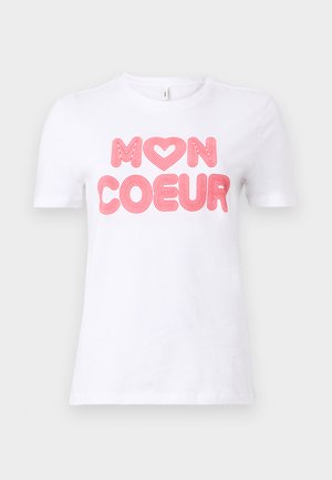 Fehér pamut póló rövid ujjakkal, amelyet merész rózsaszín betűkkel díszít a "MON COEUR" felirat és egy szív motívum, sima textúrával.