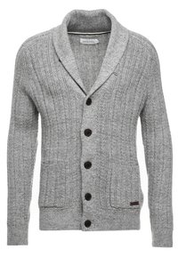Cardigan gris en tricot avec un col châle, cinq boutons marron, texture côtelée et deux poches avant.