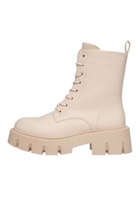 Stivale alla caviglia in pelle beige con punta rotonda, suola spessa e robusta, lacci e un'etichetta sul retro. Presenta una texture liscia e un design minimalista.