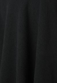 Material negru cu o textură moale, având un model discret în zigzag. Materialul pare să aibă o strălucire ușoară și se așează lejer.