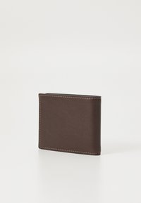 Portafoglio in pelle marrone con texture liscia e dettagli di cucitura. Forma rettangolare, design pieghevole, aspetto minimalista, senza hardware visibile.