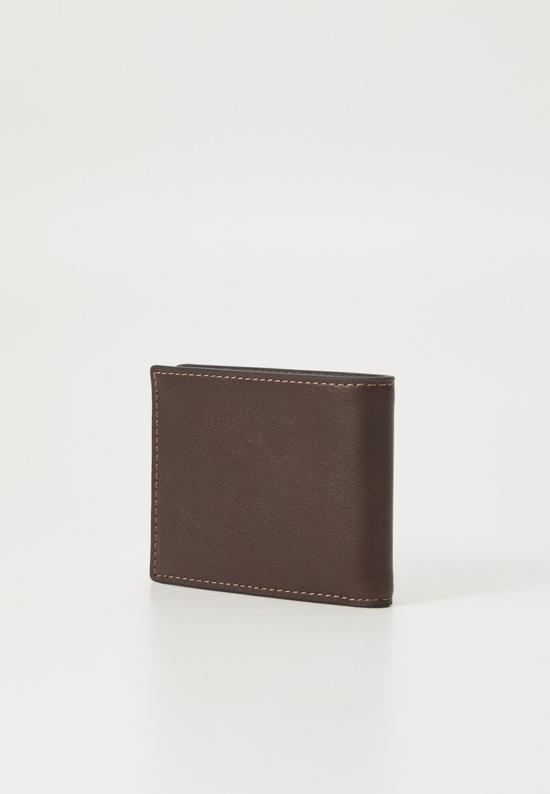 Brun läderplånbok med slät yta och sömnadsdetaljer. Rektangulär form, vikbar design, minimalistisk utseende, ingen synlig hårdvara.