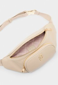 Marsupio in finta pelle beige con scomparto principale con zip e tasca frontale, dotato di hardware dorato e fodera interna a motivo rosa.