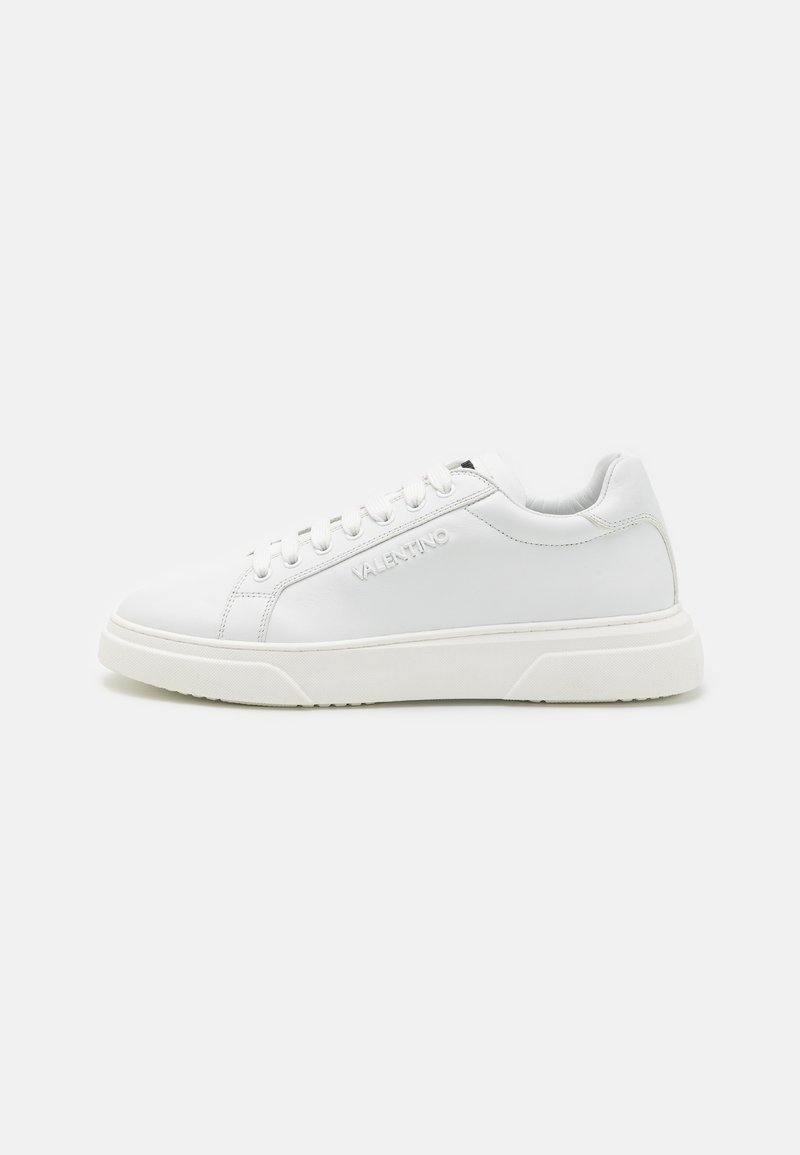 Witte leren sneakers met een laag model, voorzien van tonale stiksels en een getextureerde rubberen zool. Merken zijn in de zijkant geperst.