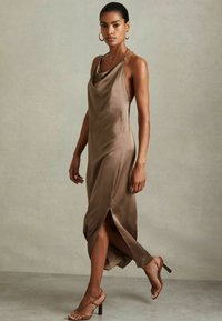Reiss Pidulikud riided - mink
