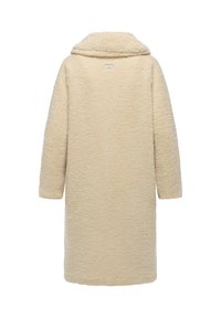 Beige, struktureret frakke i et blødt, plyssestof. Har en sjalkrave og en midtlængde design. Ingen synlige lukninger eller pynt.