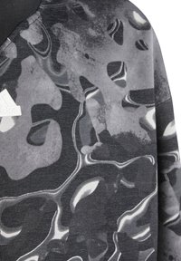 Sudadera negra y gris con un tejido liso y texturizado, con un patrón de camuflaje y un logo de Adidas en blanco en la parte superior izquierda.