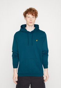 Hoodie bleu-vert en coton doux, avec une poche kangourou, une capuche à cordon et un petit logo jaune sur la poitrine.