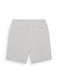 Shorts gris clair avec une taille élastique, des poches arrières et une texture lisse. Leur design simple met l'accent sur la fonctionnalité et le confort.