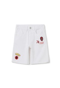 Witte denim shorts met meerdere kleurrijke Marvel-thema patches, waaronder Spider-Man en een grafische tekst "Thwip!" aan de voorkant.