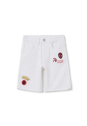 Pantalones cortos de mezclilla blanca con múltiples parches coloridos con temática de Marvel, incluyendo a Spider-Man y un gráfico que dice "Thwip!" en la parte frontal.