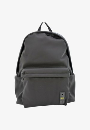 Zaino nero realizzato in tessuto liscio, con una tasca frontale con zip, spallacci regolabili e un manico a gancio in cima. Design semplice e strutturato.