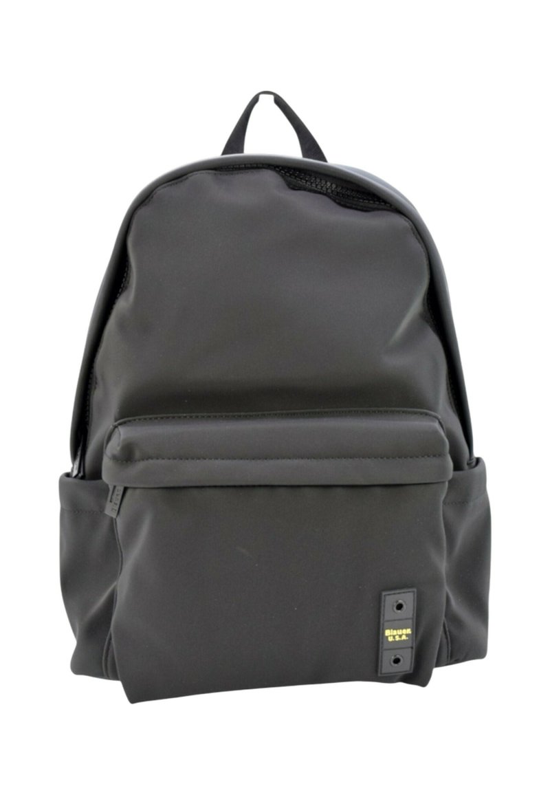 Zaino nero realizzato in tessuto liscio, con una tasca frontale con zip, spallacci regolabili e un manico a gancio in cima. Design semplice e strutturato.