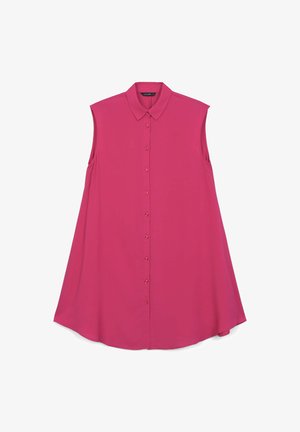 Chemise sans manches à boutons de couleur rose vif, avec un col pointu, une coupe ample et un tissu lisse avec un léger éclat.