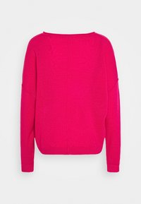 Pull en maille fuchsia à coupe ample, épaules tombantes et poignets côtelés. Présente un large décolleté et un détail de couture au dos.