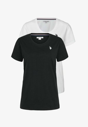 Melnas un baltas kokvilnas t-krekli ar apaļiem izgriezumiem. Melnais krekls rotāts ar mazu baltu logotipu; baltais krekls ar diskrētu svītraina detaļu apkaklē.