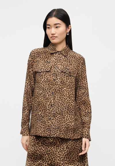 Πουκάμισο με κουμπιά και σχέδιο λεοπάρ, διαθέτει γιακά, δύο εμπρόσθιες τσέπες και μακριά μανίκια, κατασκευασμένο από ελαφρύ ύφασμα με λεία υφή.