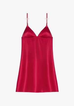 Rode satijnen slipdress met een V-hals, dunne bandjes en decoratieve strikken. De gladde textuur en het eenvoudige ontwerp benadrukken de elegantie.