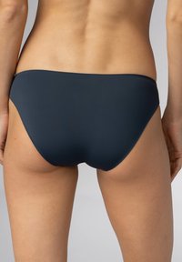 Pantaloni bikini blu scuro con una texture liscia e un design a vita media, caratterizzati da bordi puliti e copertura minima sul retro.