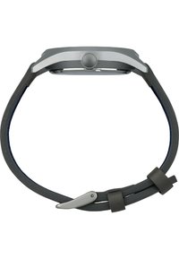 Grå ur med en mat metalcase, rund urskive og en mørkegrå silikonesnor. Har et struktureret bånd og en sølvfarvet spænde.