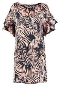 Černé šaty s palmovým vzorem v světlé růžové barvě. Mají krátké, lehce volánkové rukávy a volný střih. Hladká textura látky.