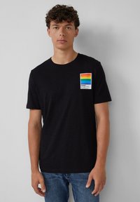 s.Oliver MIT PRIDE-MOTIV - T-shirt basic - schwarz