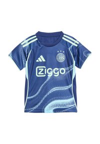 Blauw sportshirt met een golfpatroon in lichtblauw, Adidas-strepen op de schouders en een cirkelvormig logo met drie sterren.