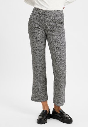 Grijs en wit houndstooth patroon broek met een hoge taille, rechte pijpen en een gestructureerde stof. Draag ze met zwarte glanzende instappers.