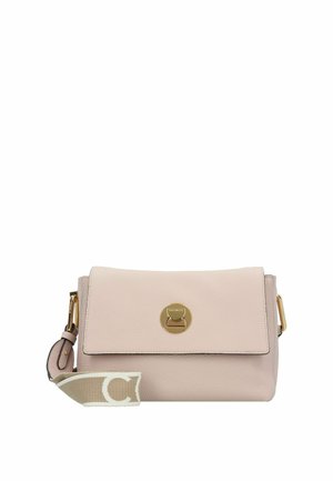 Sac à bandoulière en cuir rose clair avec fermoir doré et sangle réglable beige présentant un grand motif lettre C blanc.