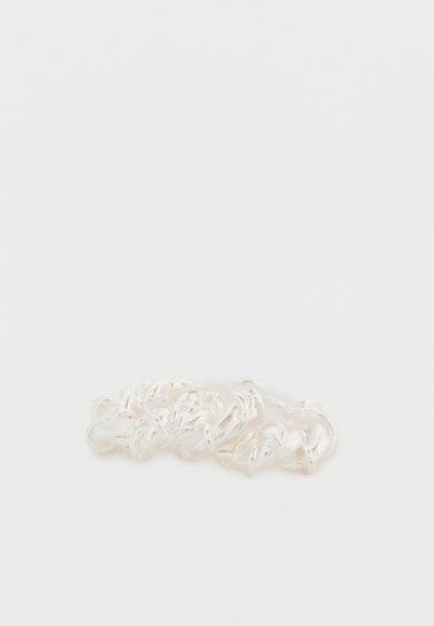 Accesoriu de păr spirală de culoare argintie, cu o textură netedă și lucioasă, având bucle împletite și un design flexibil.