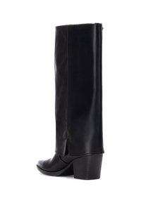 Bota de cuero negra hasta la rodilla con punta ligeramente afilada, tacón de bloque y un detalle de costura vertical a lo largo de la parte trasera. Textura lisa.