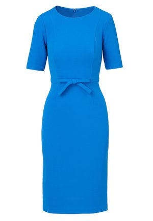 Niebieska dopasowana sukienka o długości do kolan z krótkimi rękawami, okrągłym dekoltem oraz paskiem wiązanym w talii.