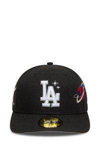 Gorra de béisbol negra con logo blanco "LA" y dos estrellas bordadas en la parte frontal, y un planeta rojo y azul con un anillo en el lado.