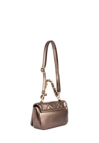 Sac à main en bronze métallique avec un rabat matelassé, une courte chaîne et des détails de bandoulière, une texture lisse, une forme rectangulaire et des accents en métal doré.