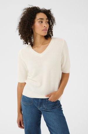 Witte korte mouwen trui met een V-hals, gemaakt van zachte stof. Gecombineerd met blauwe spijkerbroek. Casual pasvorm, minimale textuur.