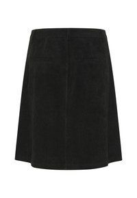 Zwarte corduroy rok met een aansluitende taille, twee achterzakken en een uitlopende silhouet. De textuurstof versterkt de visuele diepte en belangstelling.
